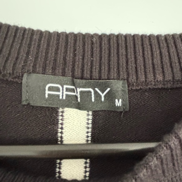 Elegant Black and Cream Sweater - Picture 2 of 3